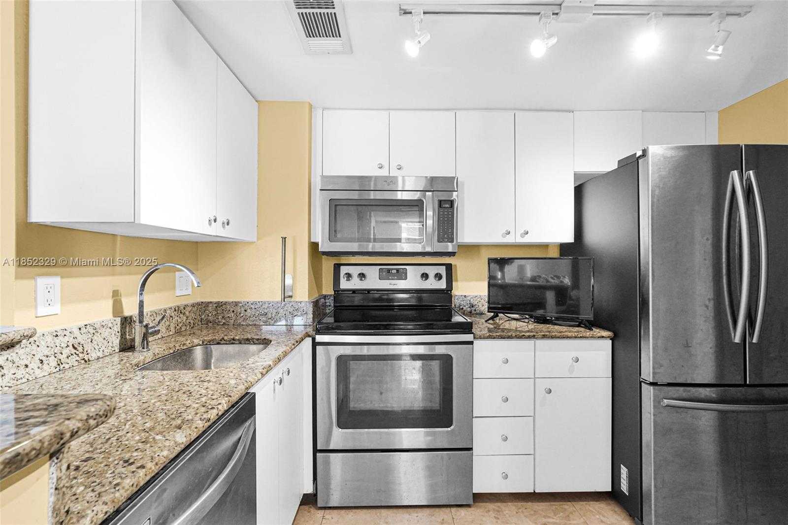 Small Image of 770 CLAUGHTON ISLAND DRIVE #611, Miami Number 15