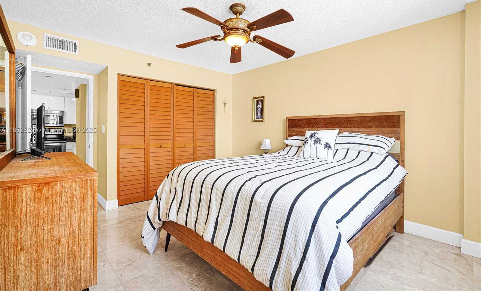 Small Image of 770 CLAUGHTON ISLAND DRIVE #611, Miami Number 19