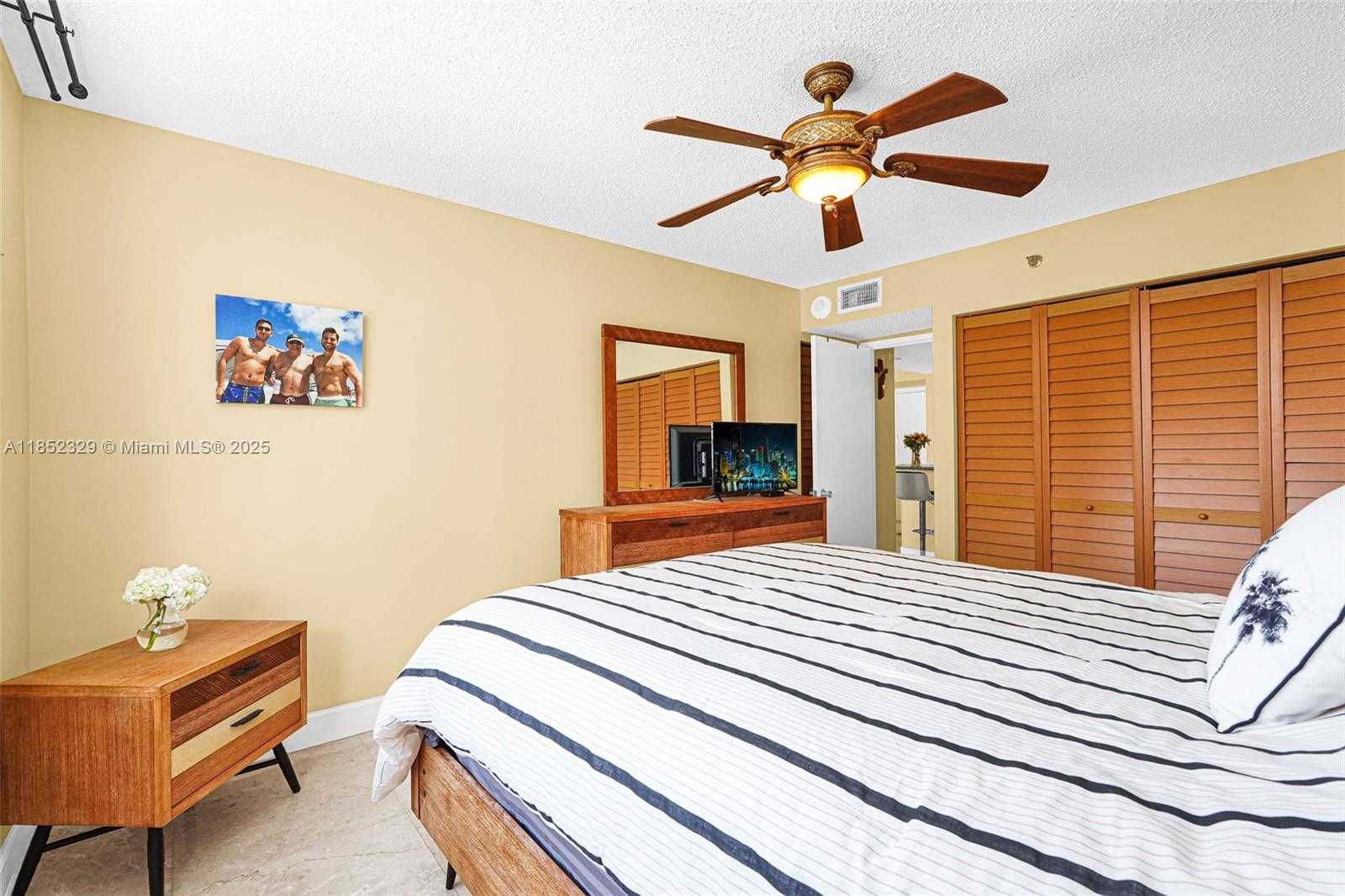 Small Image of 770 CLAUGHTON ISLAND DRIVE #611, Miami Number 20