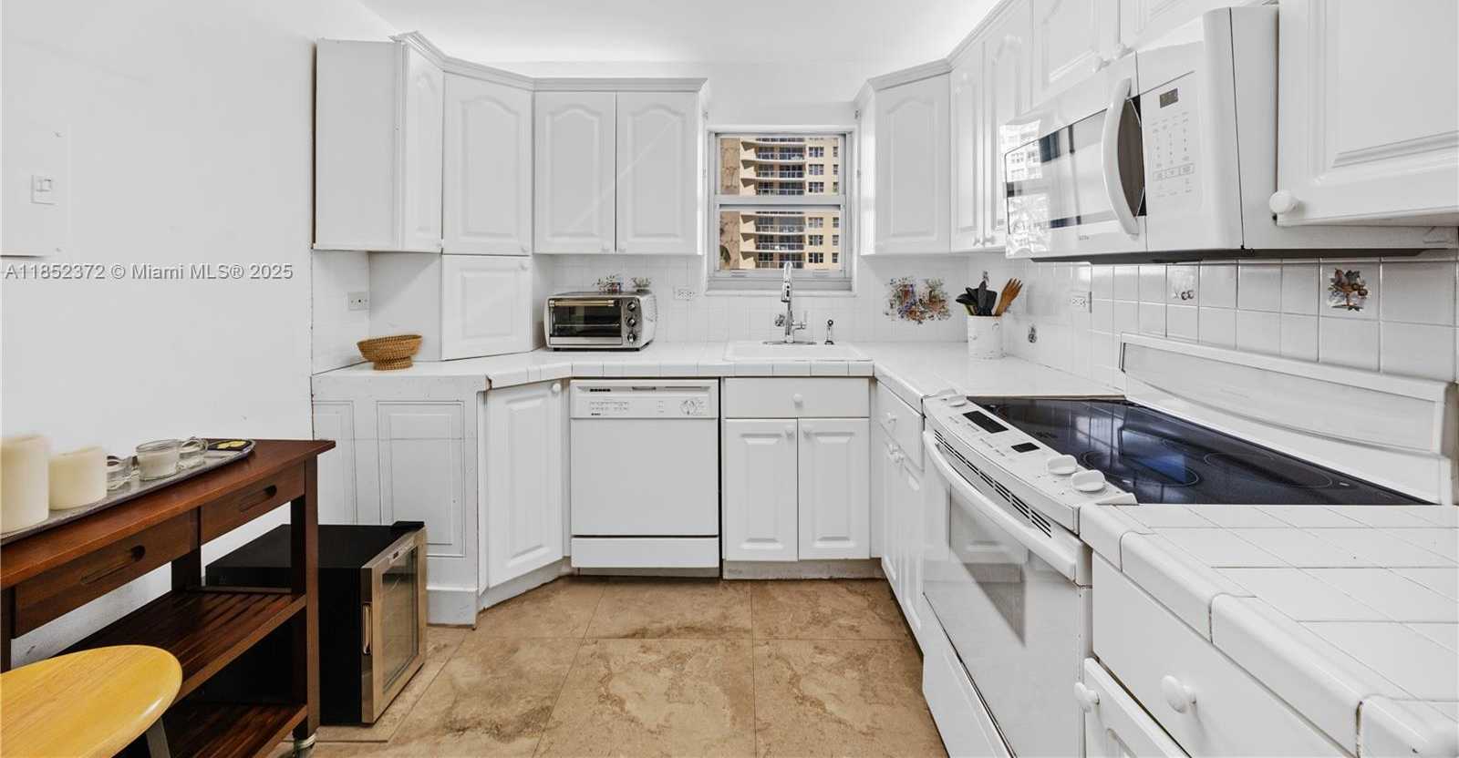 Small Image of 5555 COLLINS AVE #4B, Miami Beach Number 10