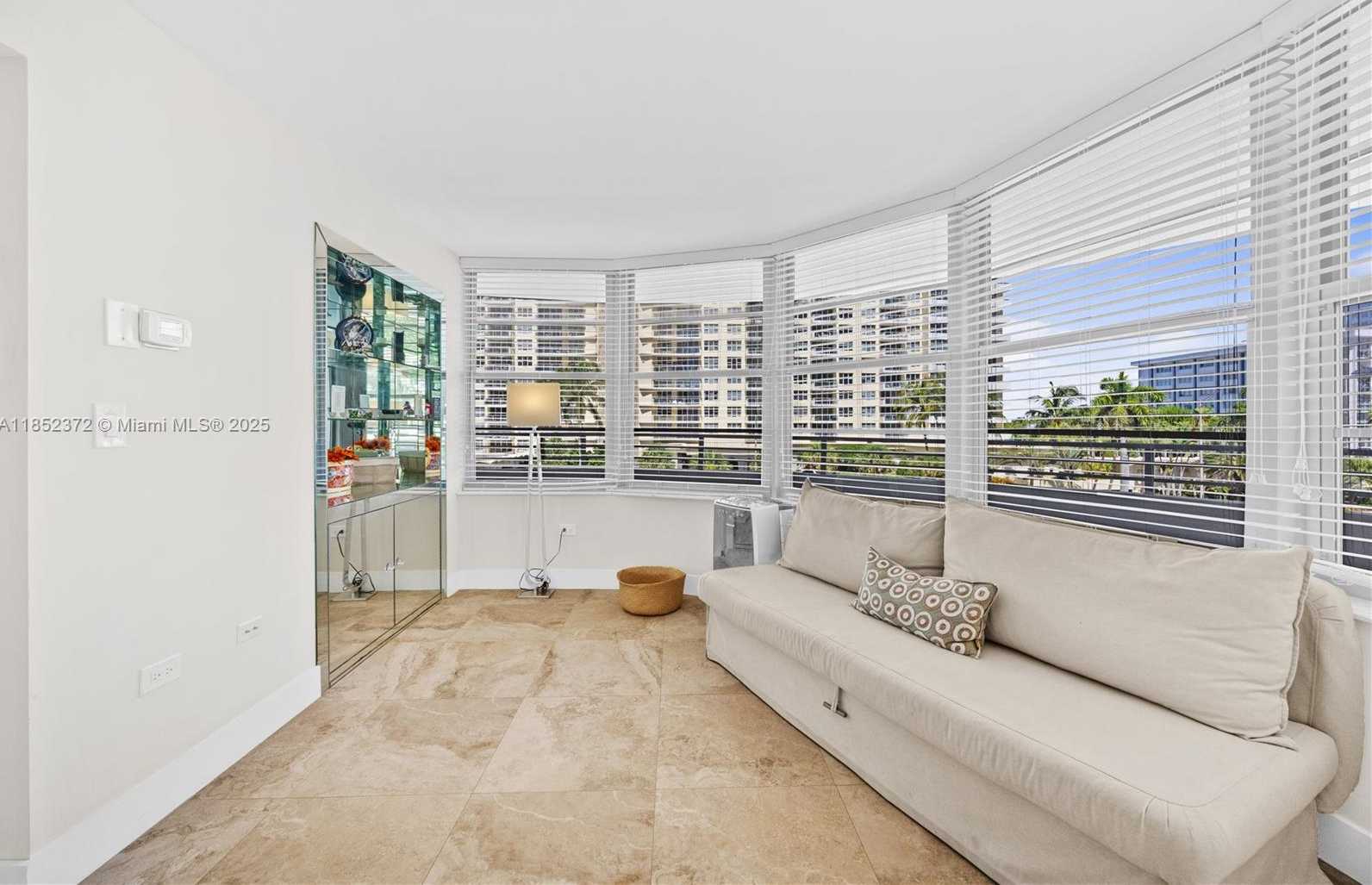 Small Image of 5555 COLLINS AVE #4B, Miami Beach Number 5