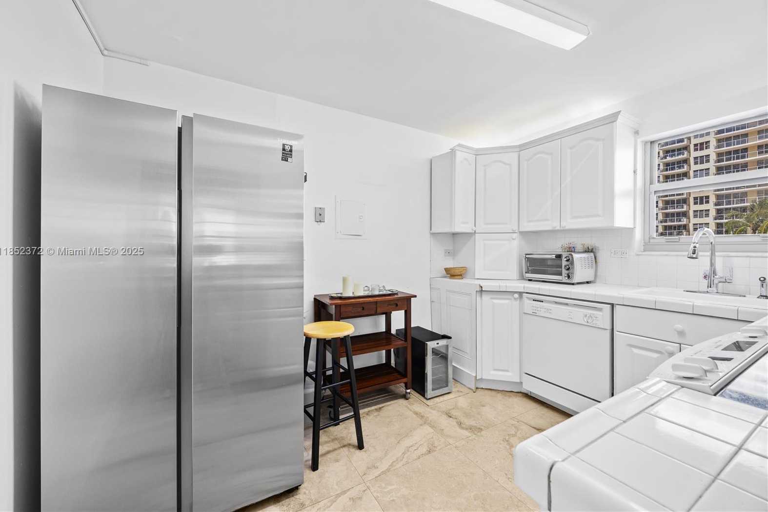 Small Image of 5555 COLLINS AVE #4B, Miami Beach Number 9
