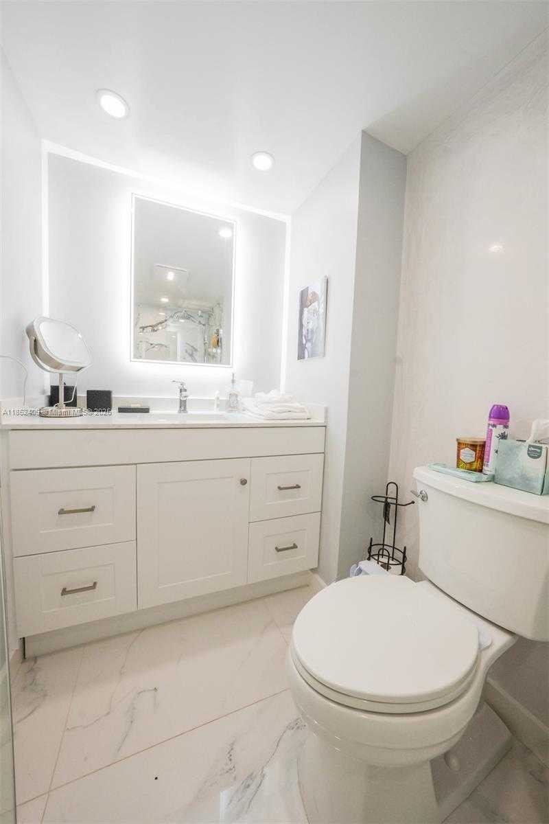 Small Image of 18071 BISCAYNE BLVD #901, Aventura Number 10