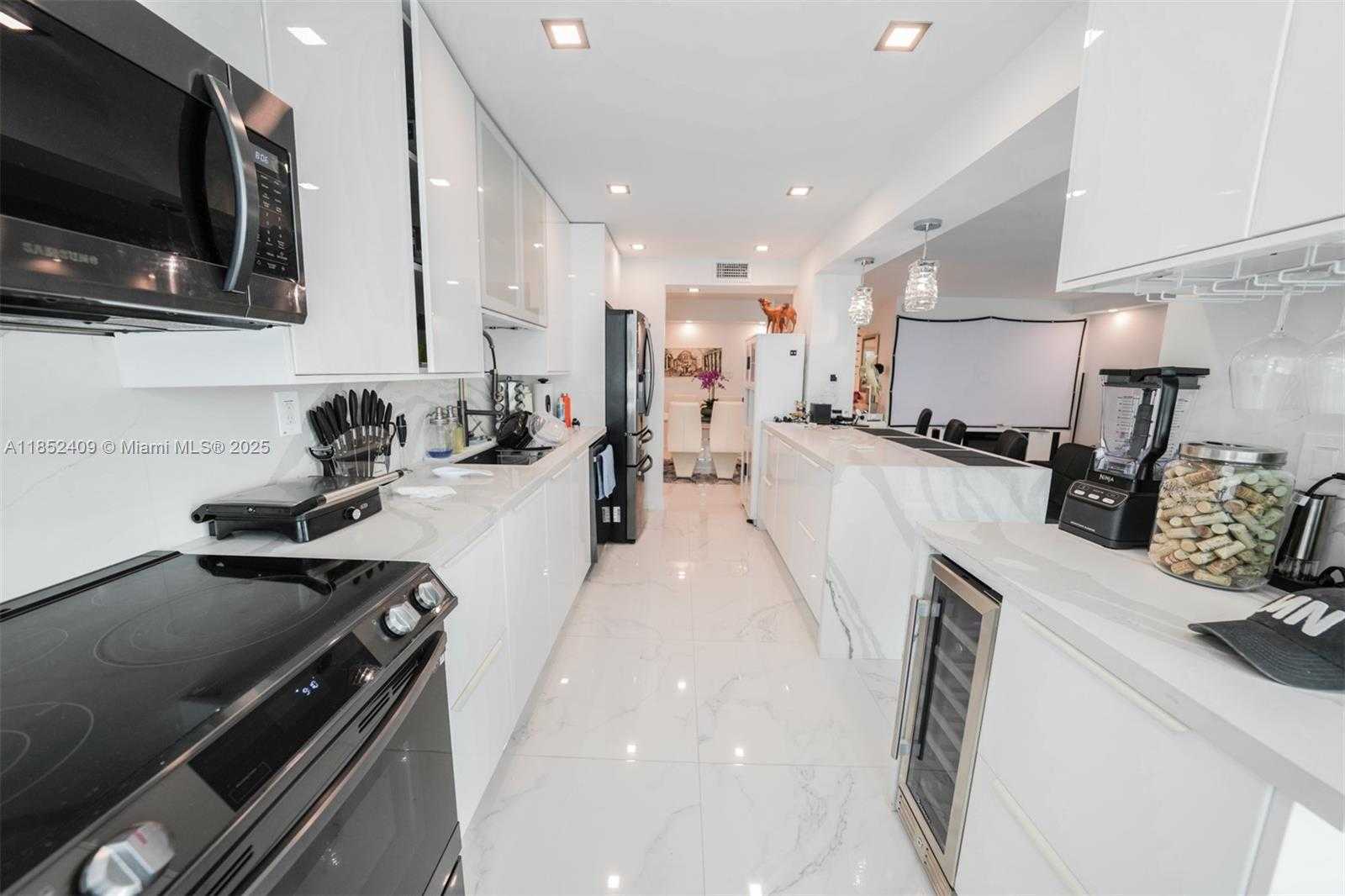 Small Image of 18071 BISCAYNE BLVD #901, Aventura Number 4