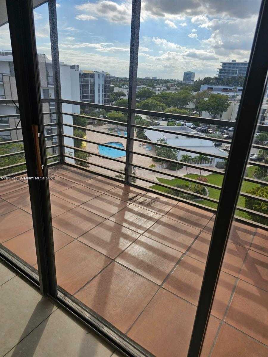 Small Image of 20500 E Country Club Dr, Aventura, FL 33180, USA Number 3