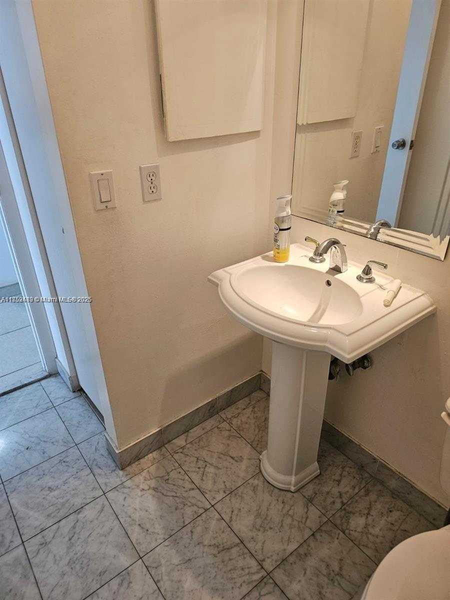 Small Image of 20500 E Country Club Dr, Aventura, FL 33180, USA Number 7