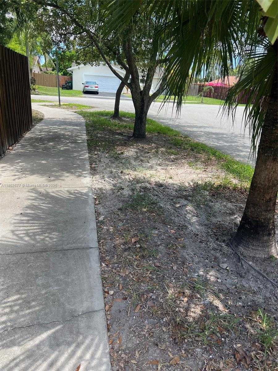 Small Image of 5004 SOUTH WEST 140TH CT #A, Miami Number 20