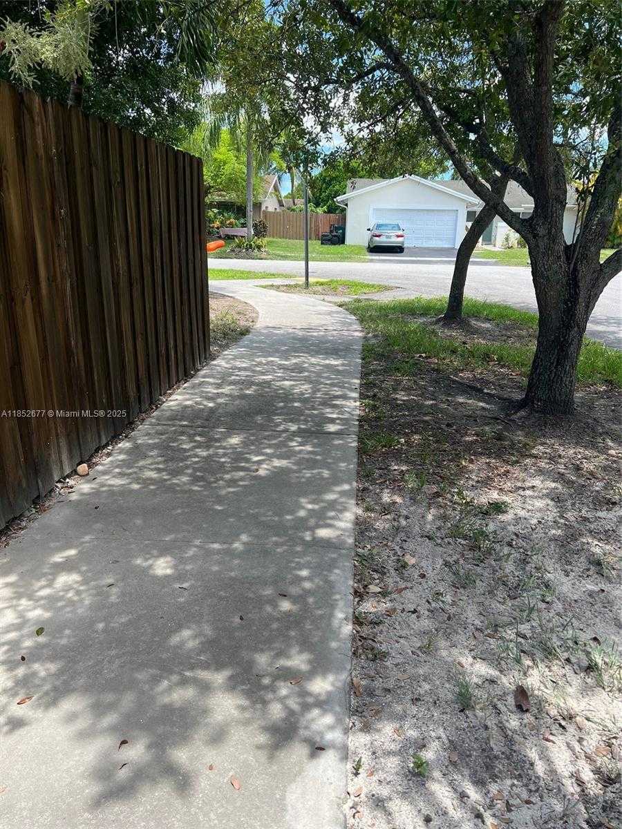 Small Image of 5004 SOUTH WEST 140TH CT #A, Miami Number 21