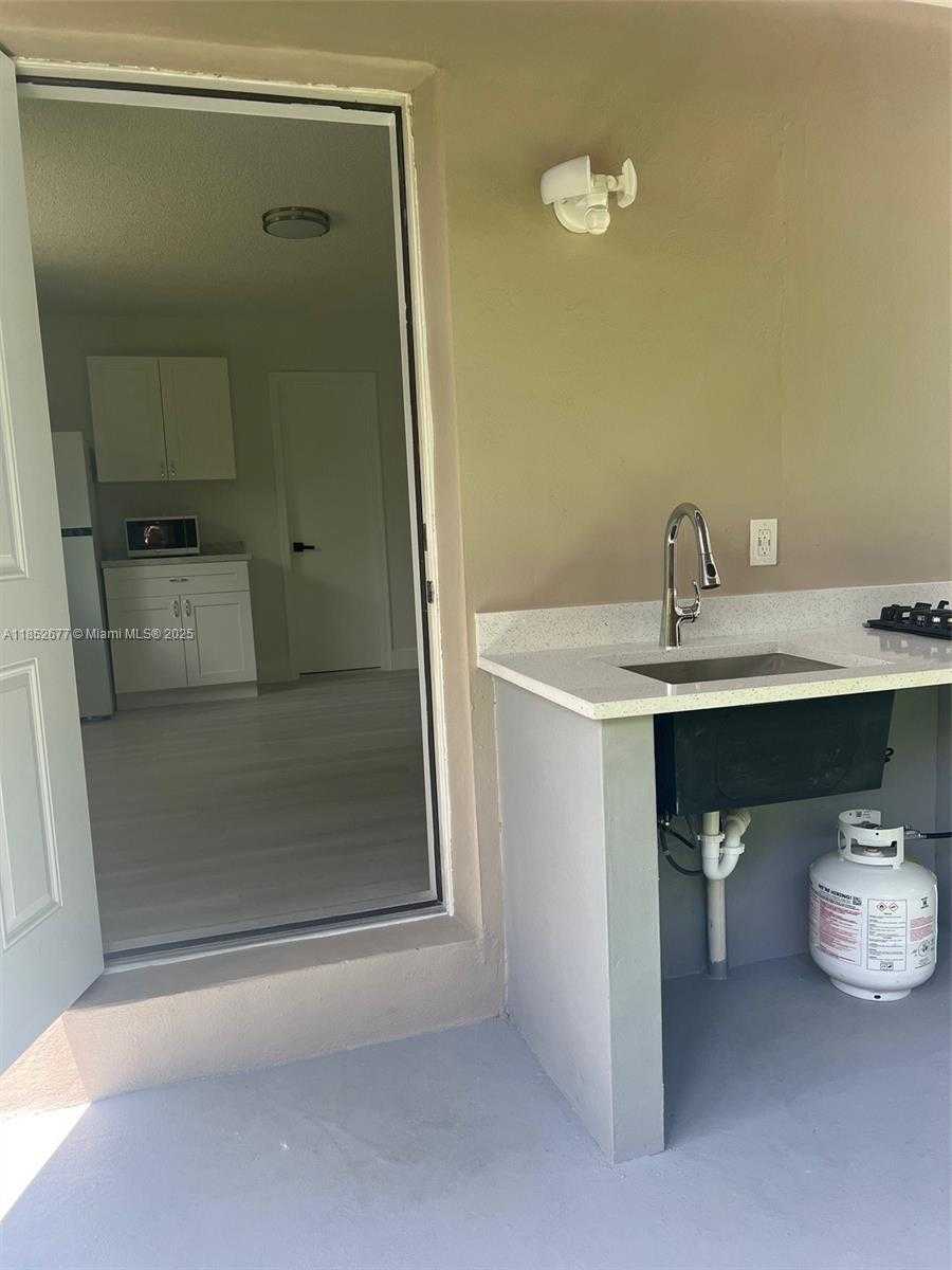 Small Image of 5004 SOUTH WEST 140TH CT #A, Miami Number 24