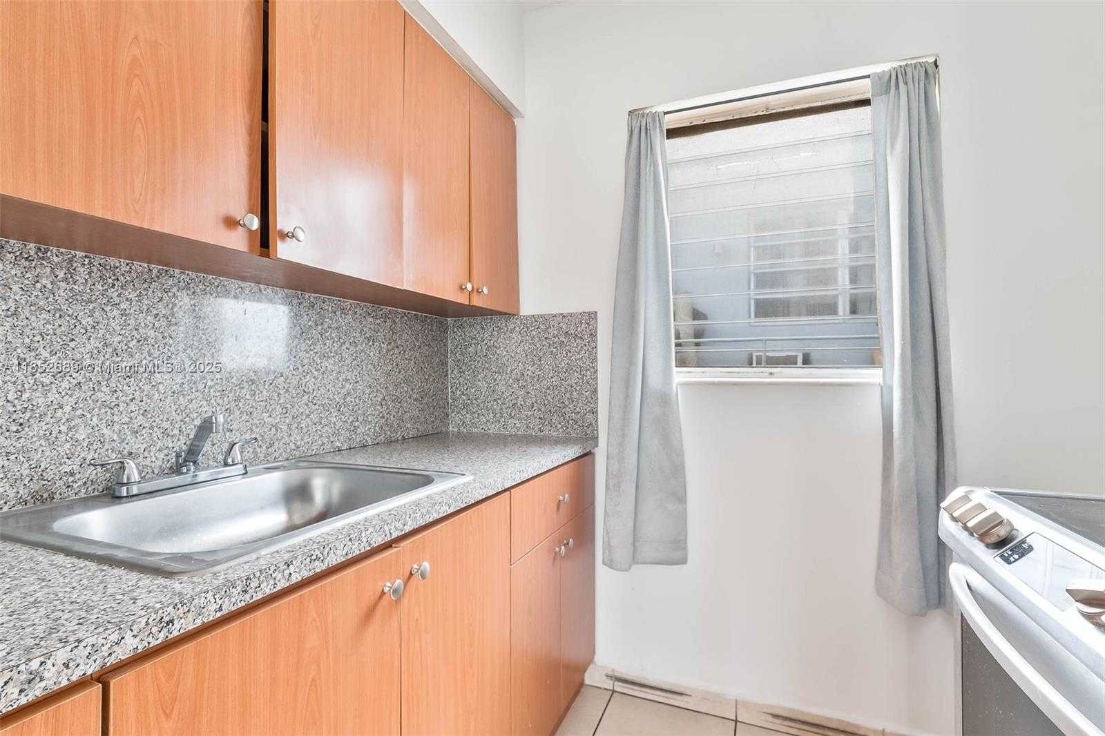 Small Image of 934 MERIDIAN AVE #15, Miami Beach Number 11