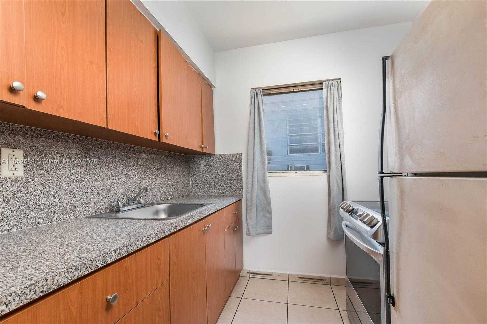 Small Image of 934 MERIDIAN AVE #15, Miami Beach Number 2