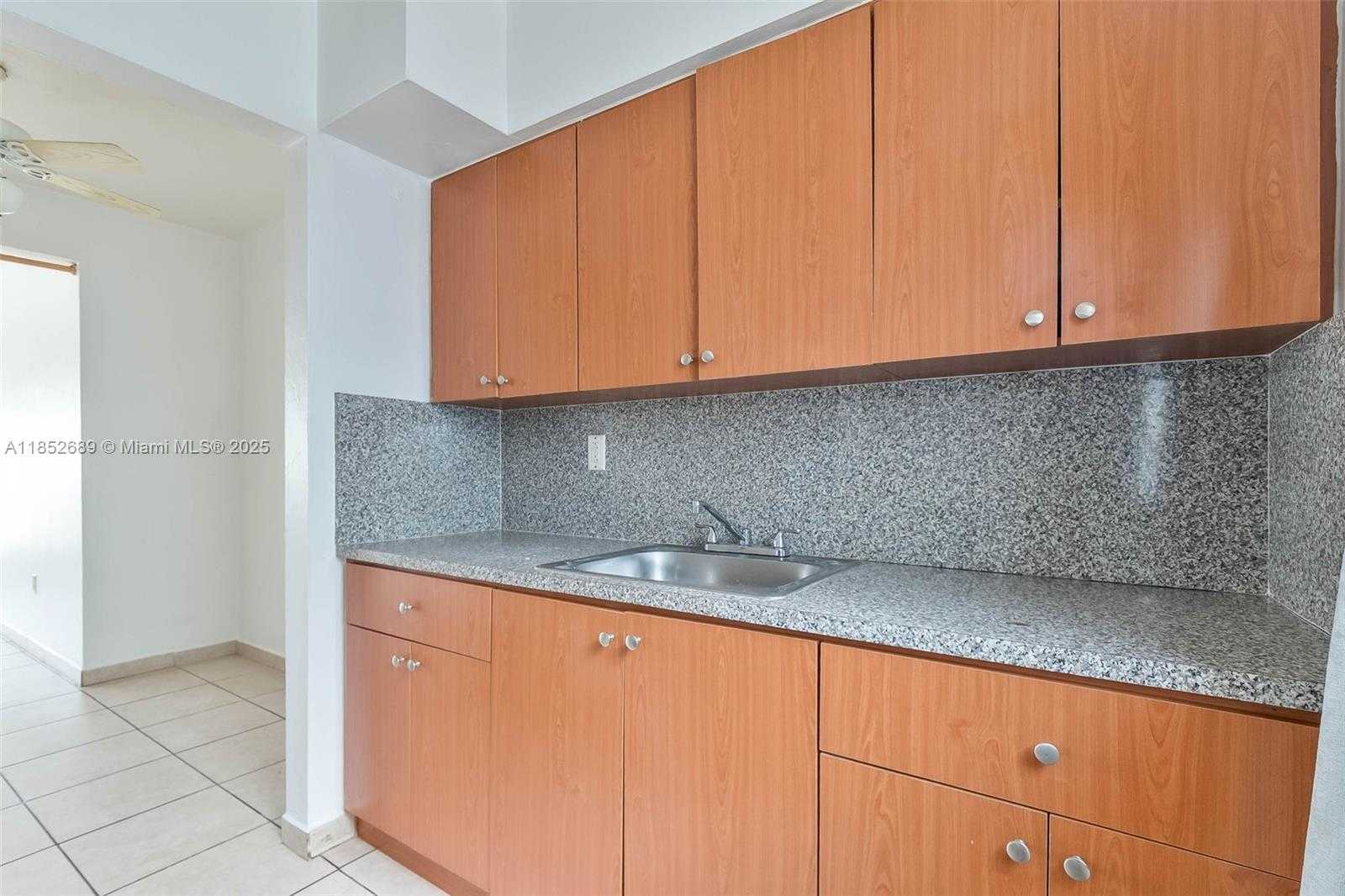 Small Image of 934 MERIDIAN AVE #15, Miami Beach Number 8