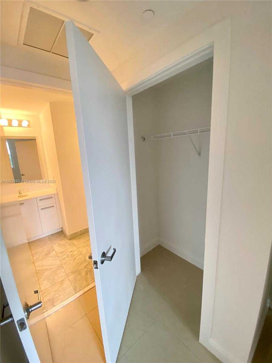 Small Image of 1060 BRICKELL AVE #1413, Miami Number 12