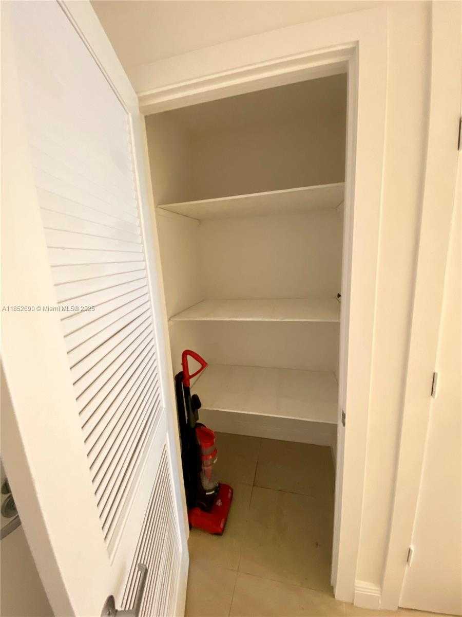 Small Image of 1060 BRICKELL AVE #1413, Miami Number 4