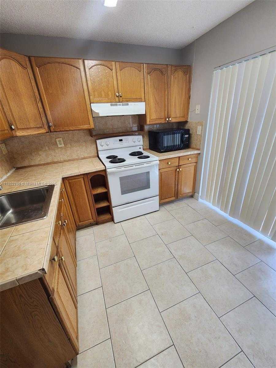 Small Image of 10521 SOUTH WEST 207TH ST #House, Cutler Bay Number 3