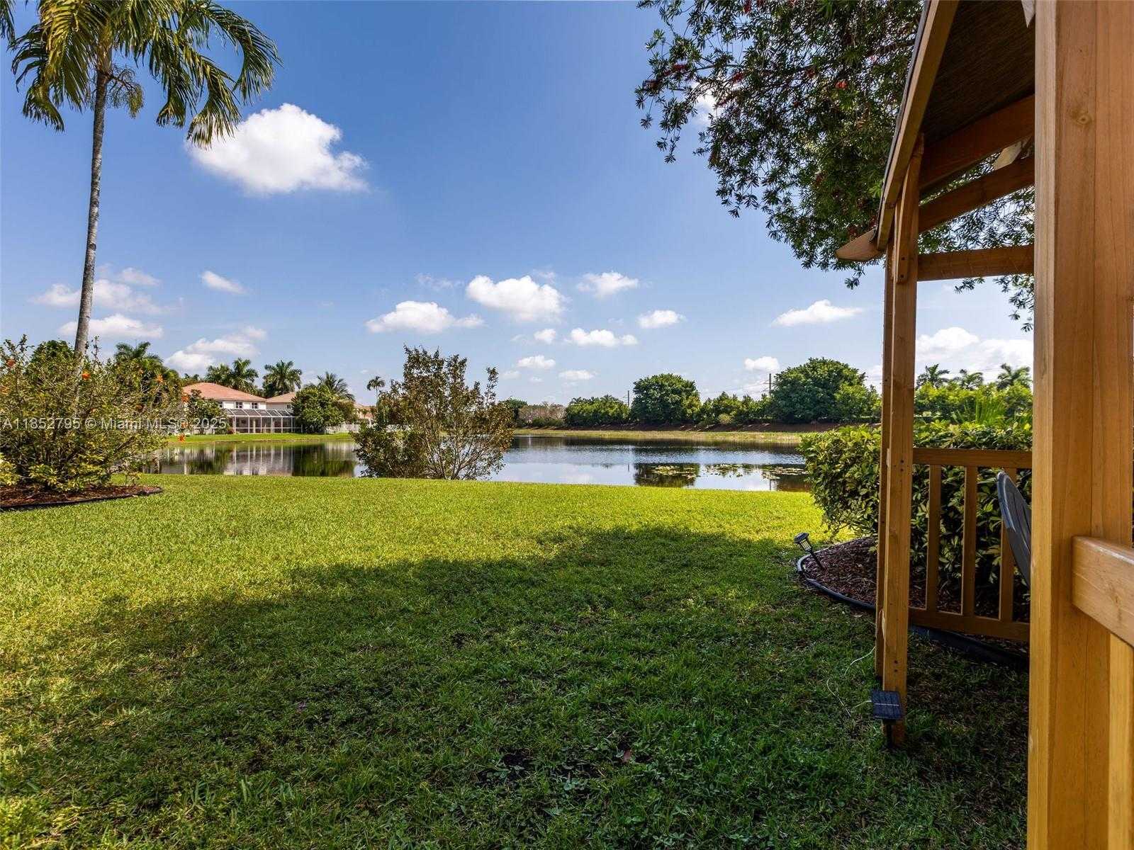 Small Image of 665 NANDINA DR #665, Weston Number 25