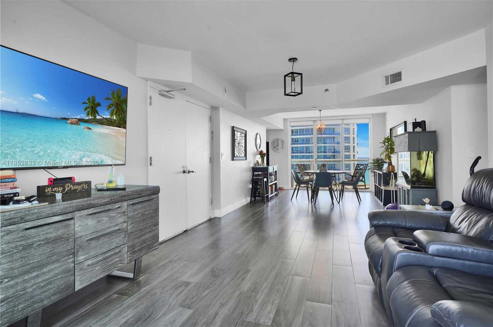 Small Image of 5900 COLLINS AVE #1607, Miami Beach Number 5