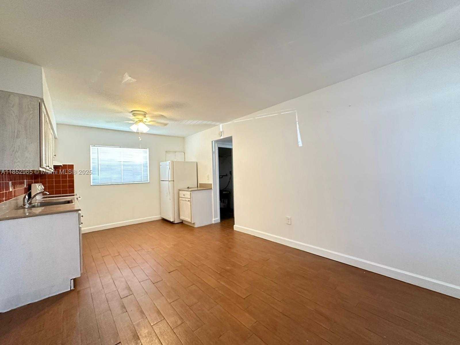 Small Image of 1942 THOMAS ST #C, Hollywood Number 3