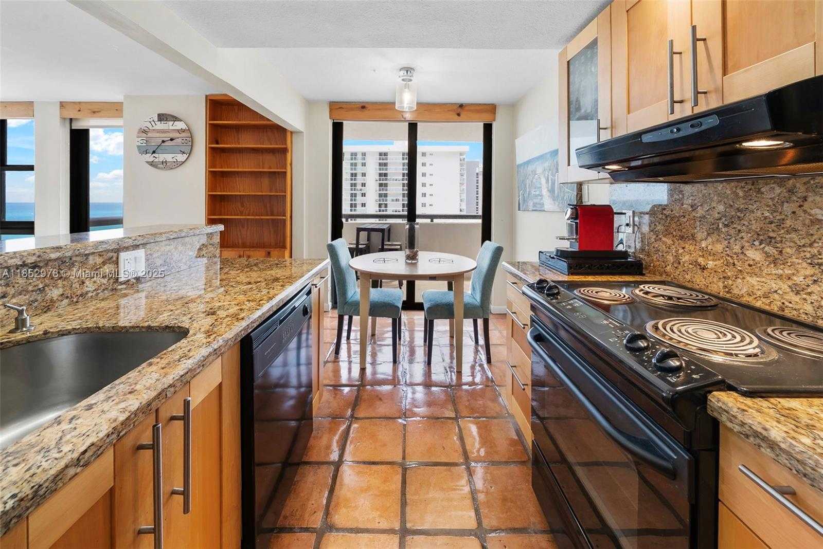 Small Image of 2555 COLLINS AVE #1414, Miami Beach Number 10