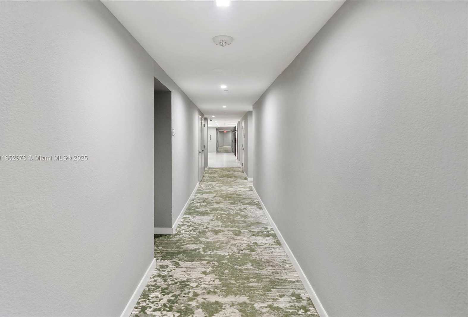 Small Image of 2555 COLLINS AVE #1414, Miami Beach Number 21
