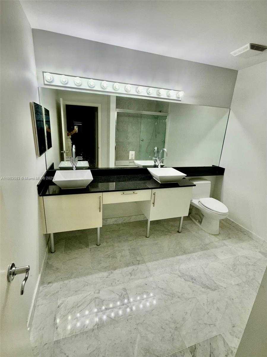 Small Image of 31 SOUTH EAST 5TH ST #3819, Miami Number 38