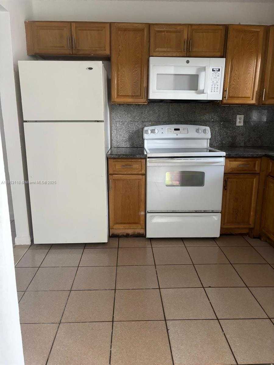 Small Image of 2710 WEST 76TH ST #101, Hialeah Number 3