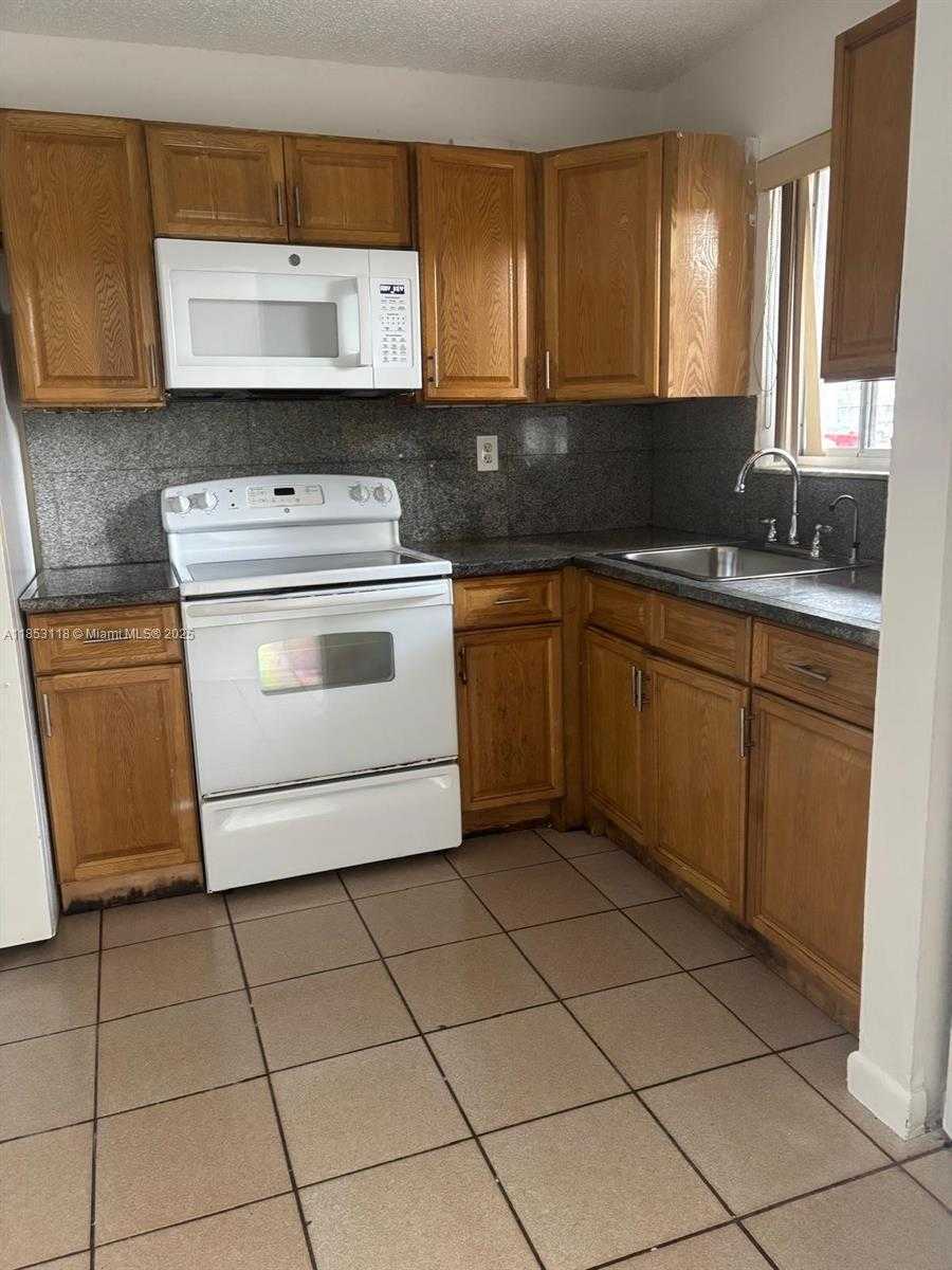 Small Image of 2710 WEST 76TH ST #101, Hialeah Number 4