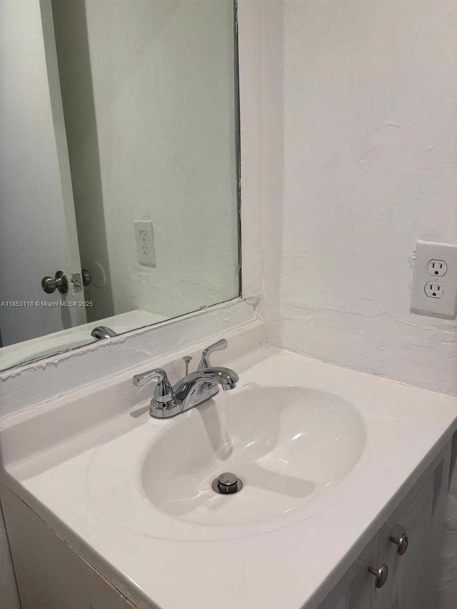 Small Image of 2710 WEST 76TH ST #101, Hialeah Number 6