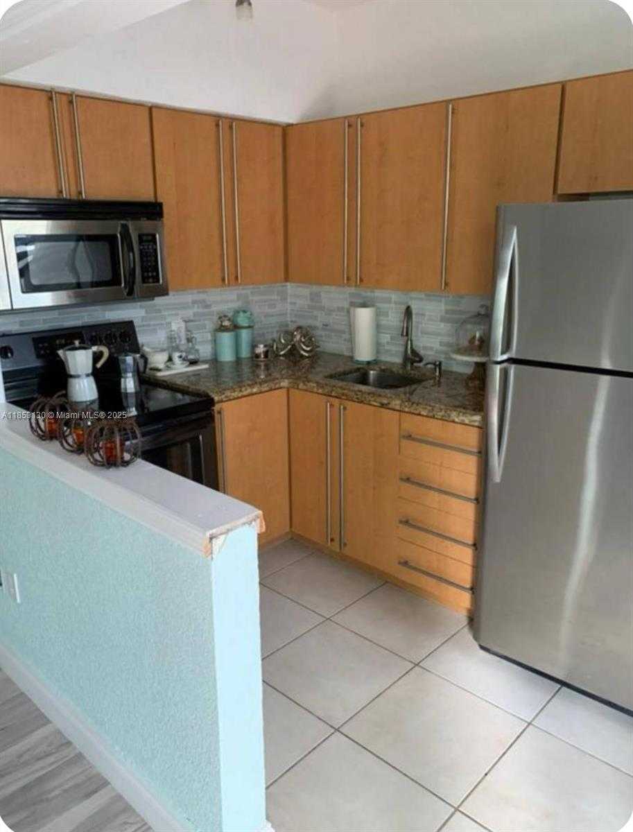 Small Image of 8401 CRESPI BLVD #3, Miami Beach Number 6