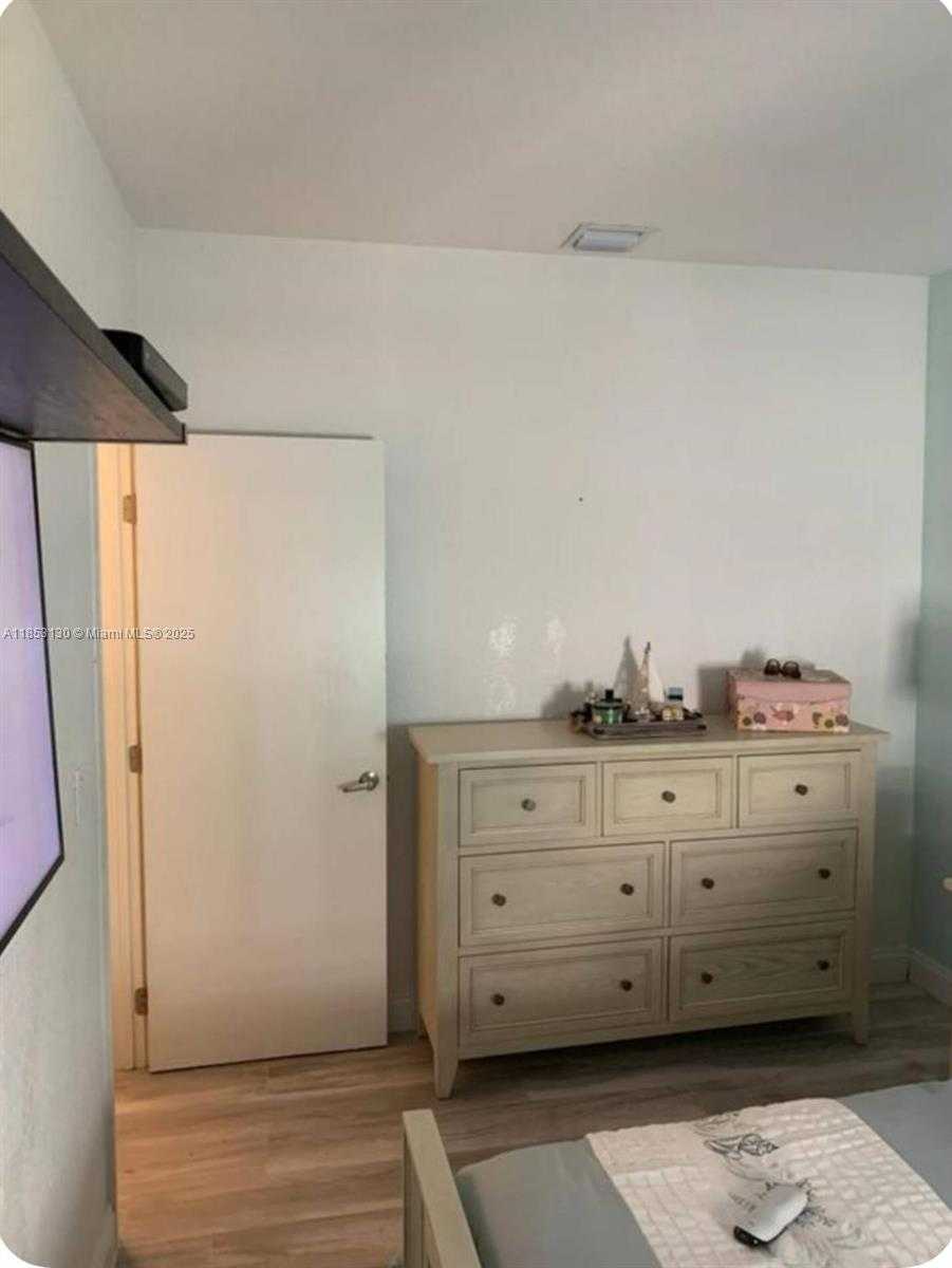 Small Image of 8401 CRESPI BLVD #3, Miami Beach Number 9