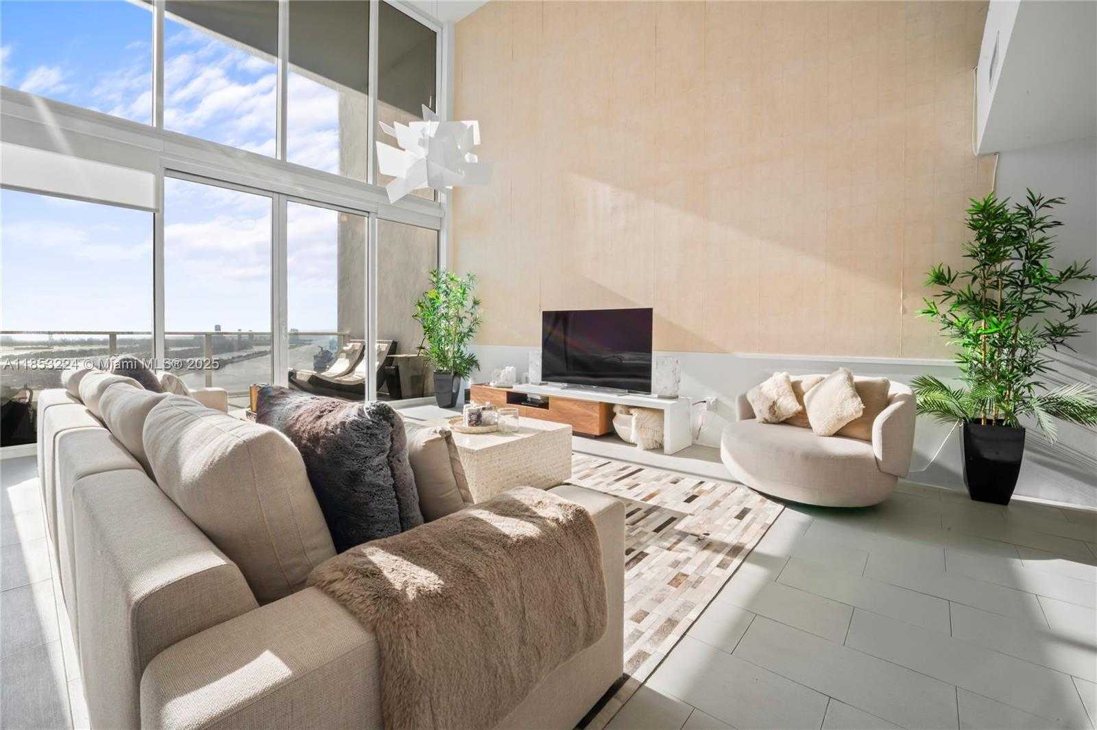 Small Image of 1040 BISCAYNE BLVD #3203, Miami Number 15