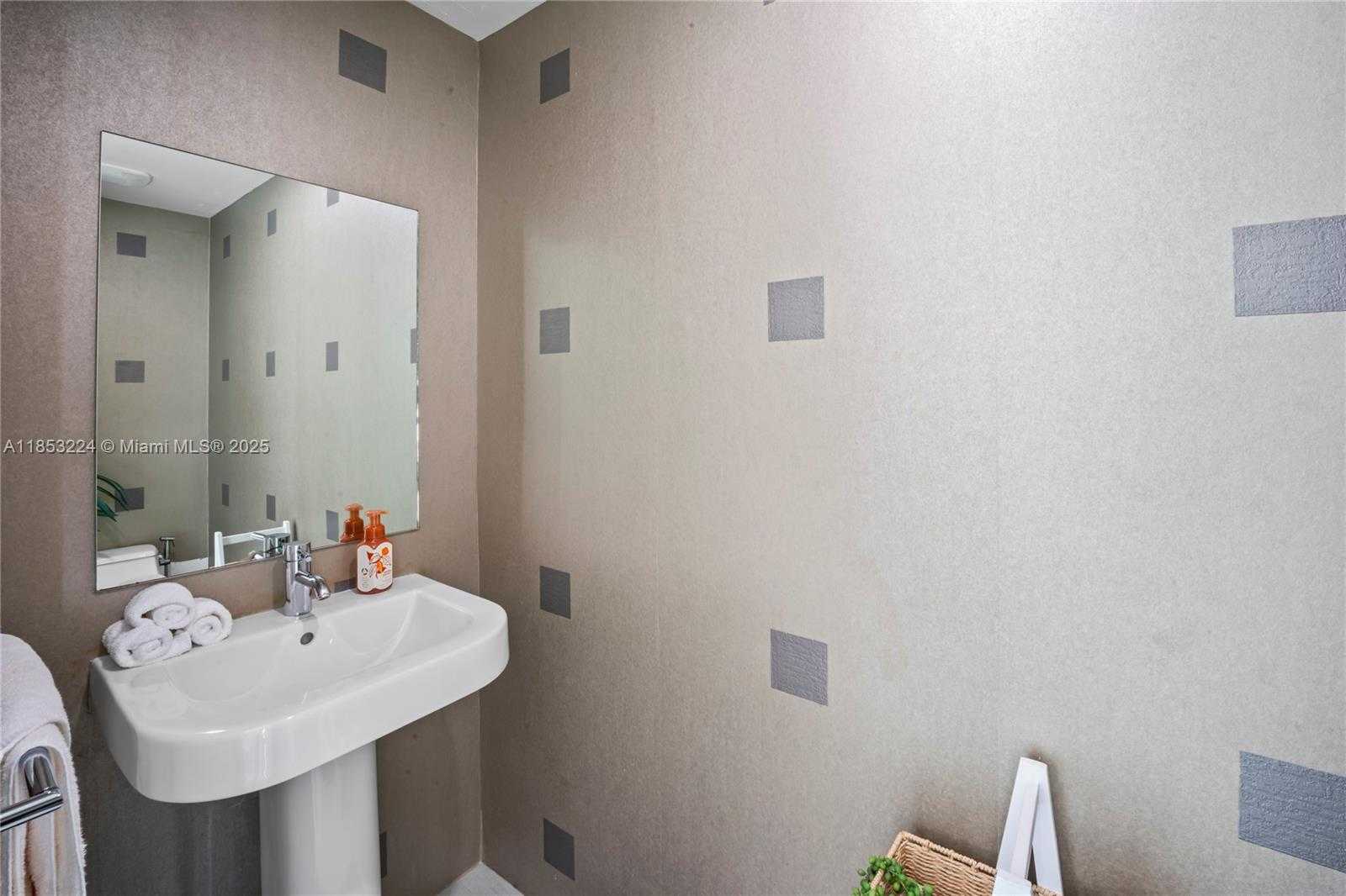 Small Image of 1040 BISCAYNE BLVD #3203, Miami Number 16