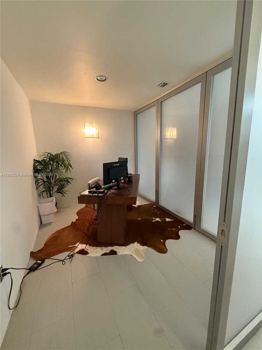 Small Image of 1040 BISCAYNE BLVD #3203, Miami Number 51