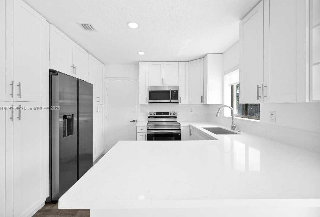 Small Image of 18001 SOUTH WEST 91ST AVE, Palmetto Bay Number 4