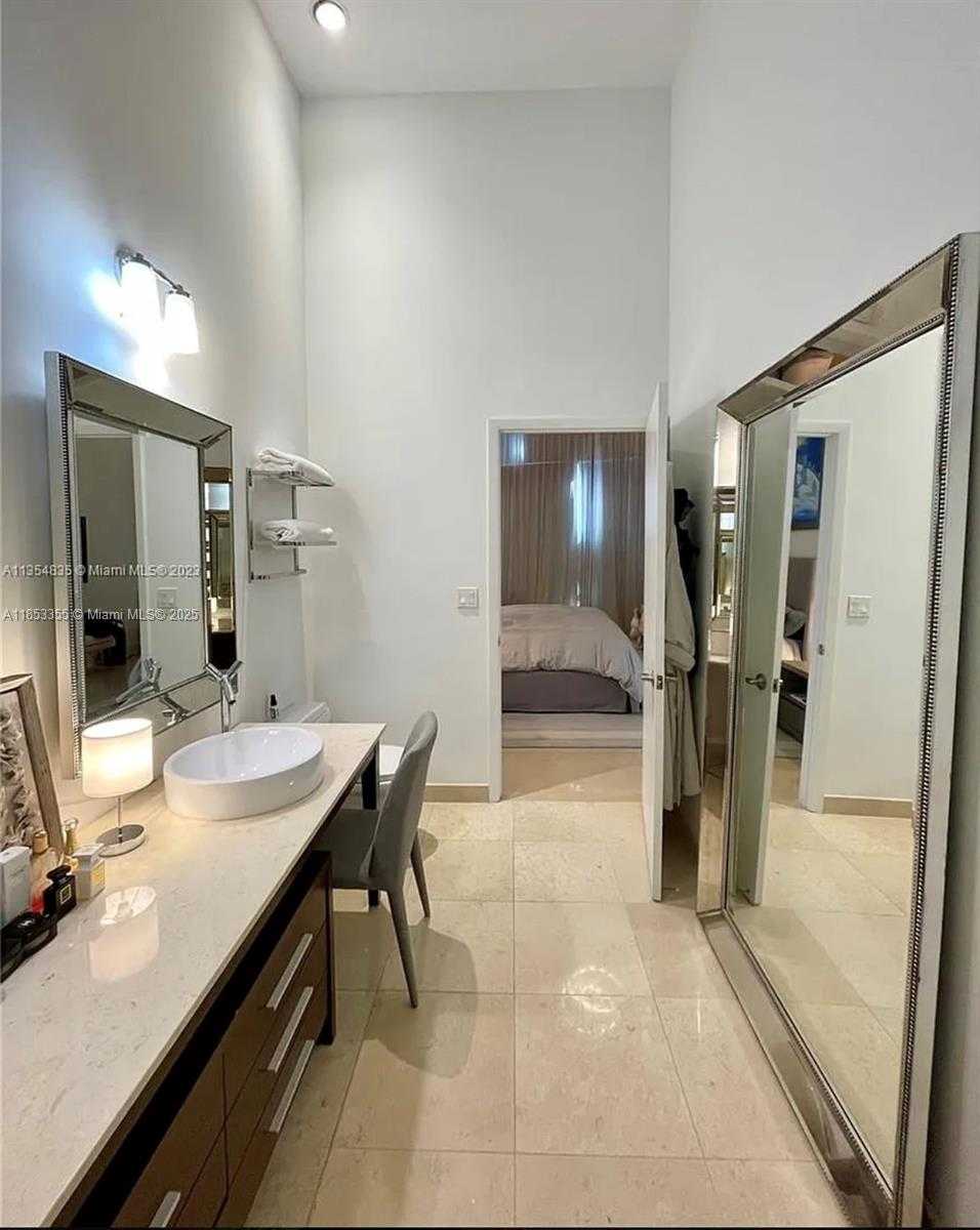Small Image of 495 BRICKELL AVE #1409, Miami Number 12