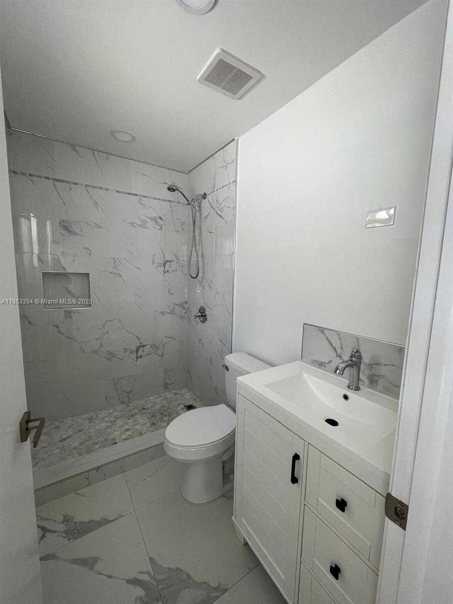 Small Image of 2682 WEST 74TH TER #2682, Hialeah Number 12