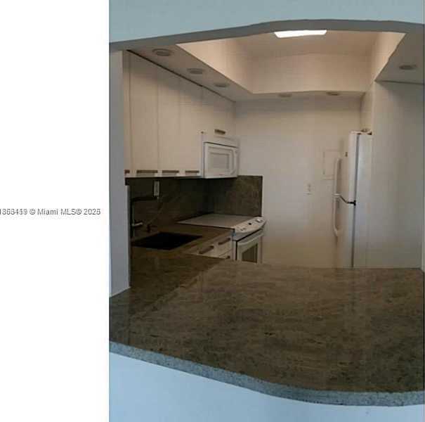 Small Image of 5401 COLLINS AVE #829, Miami Beach Number 20