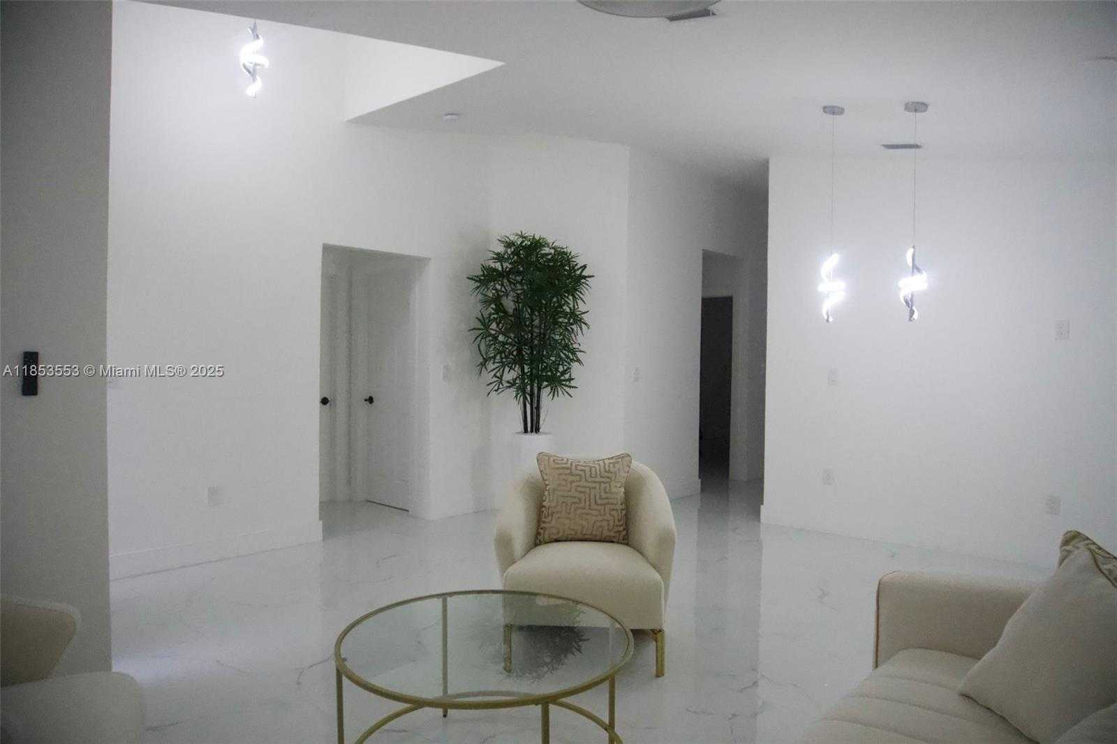 Small Image of 16112 SOUTH WEST 104TH TER, Miami Number 4