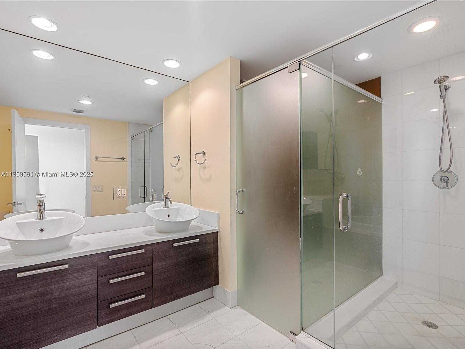 Small Image of Aventura Number 11