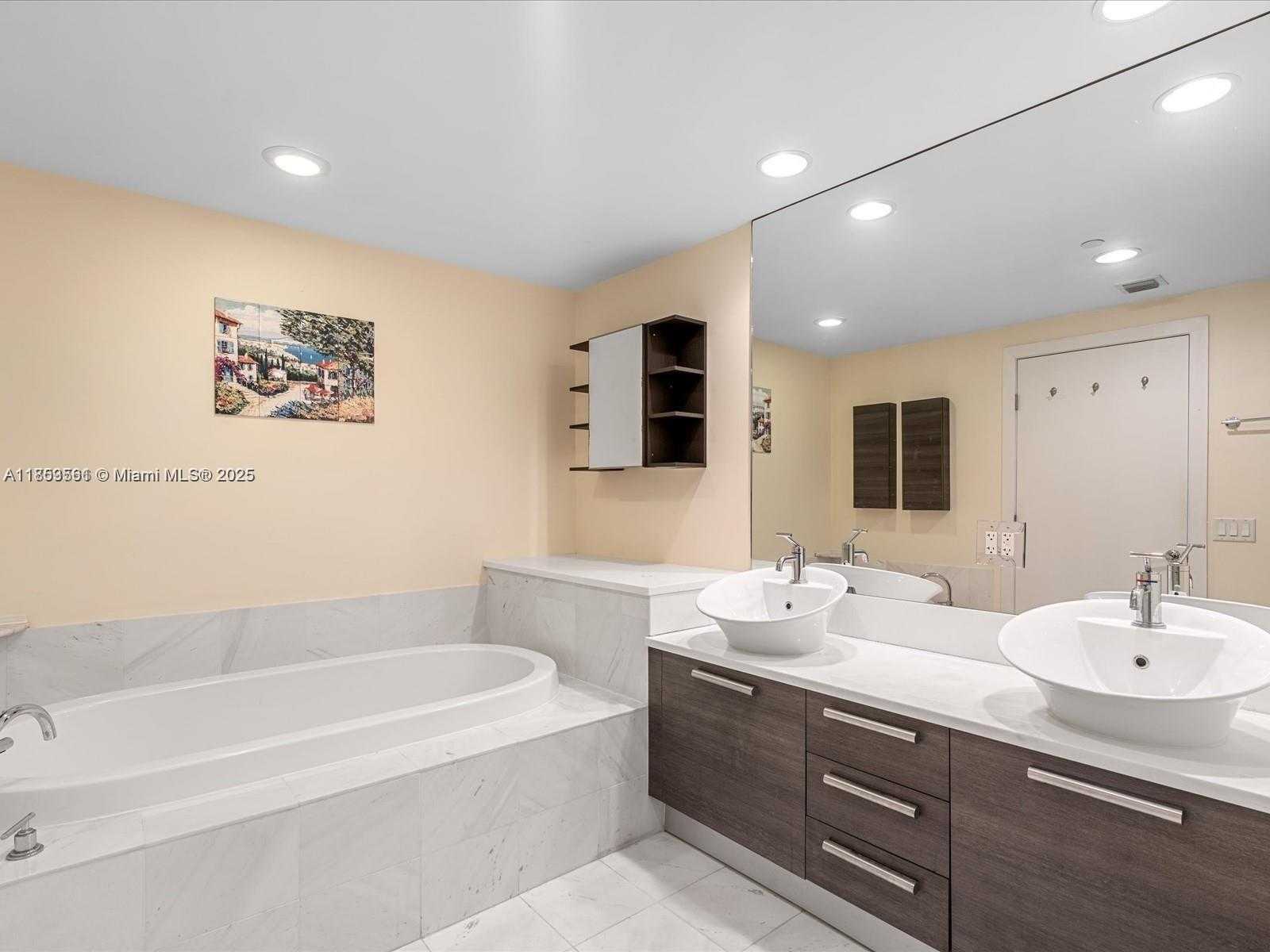 Small Image of Aventura Number 12
