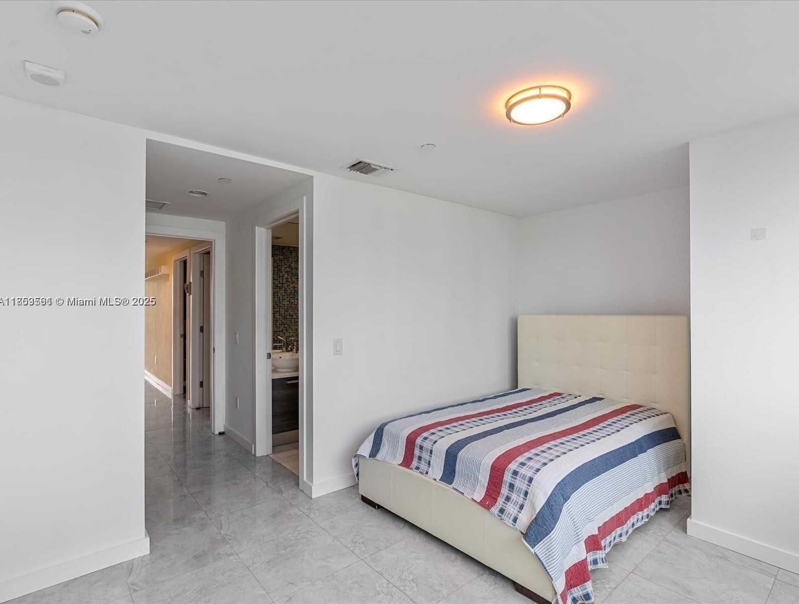Small Image of Aventura Number 18