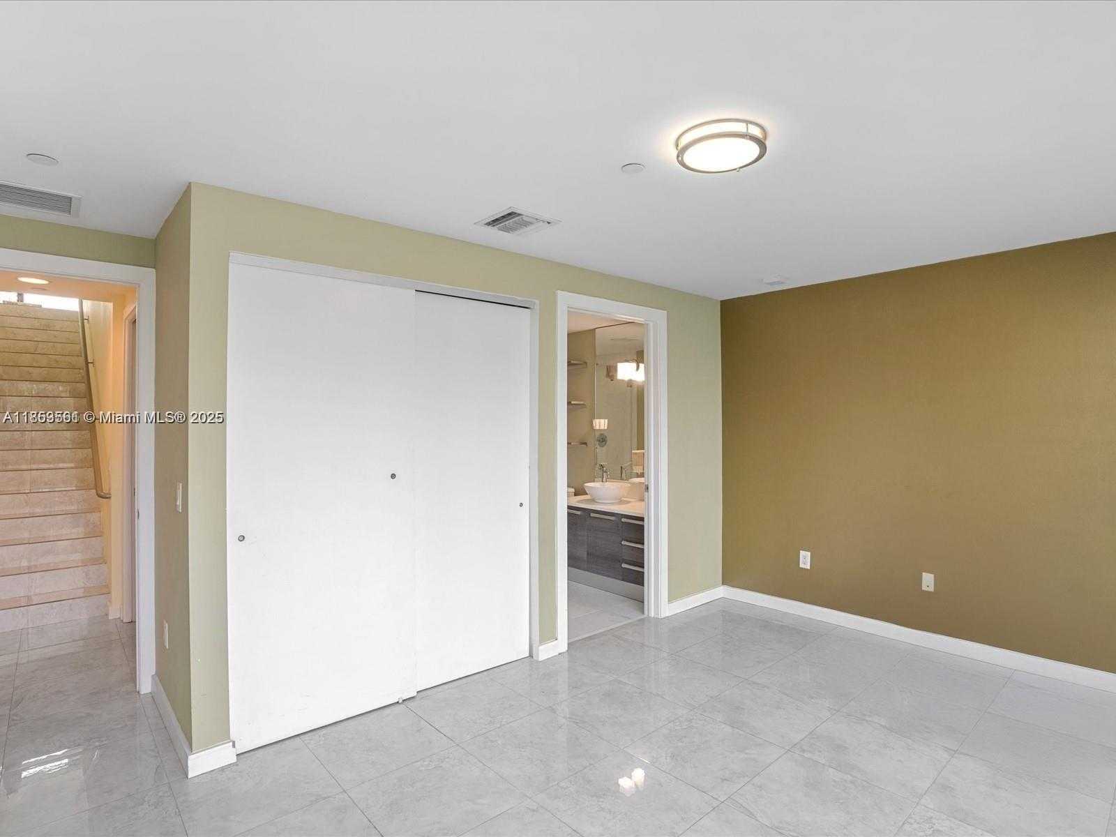 Small Image of Aventura Number 20