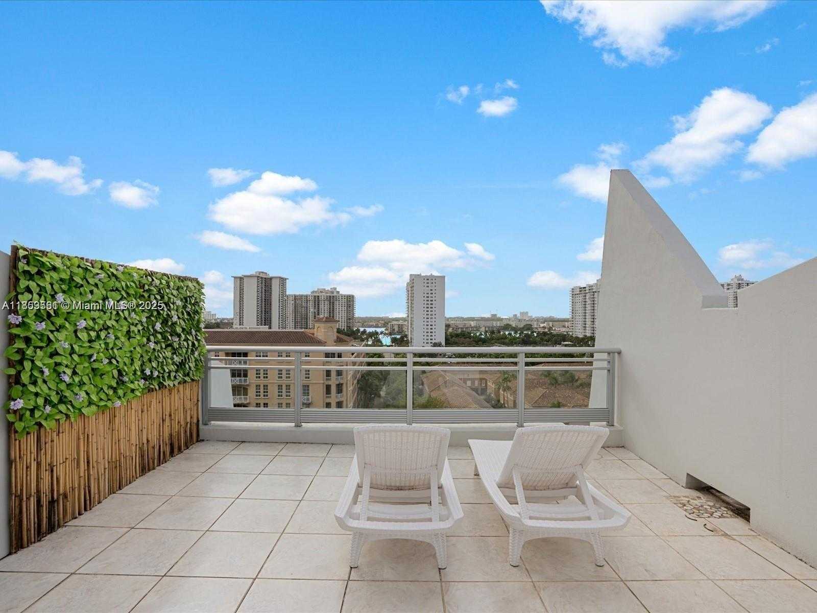 Small Image of Aventura Number 25