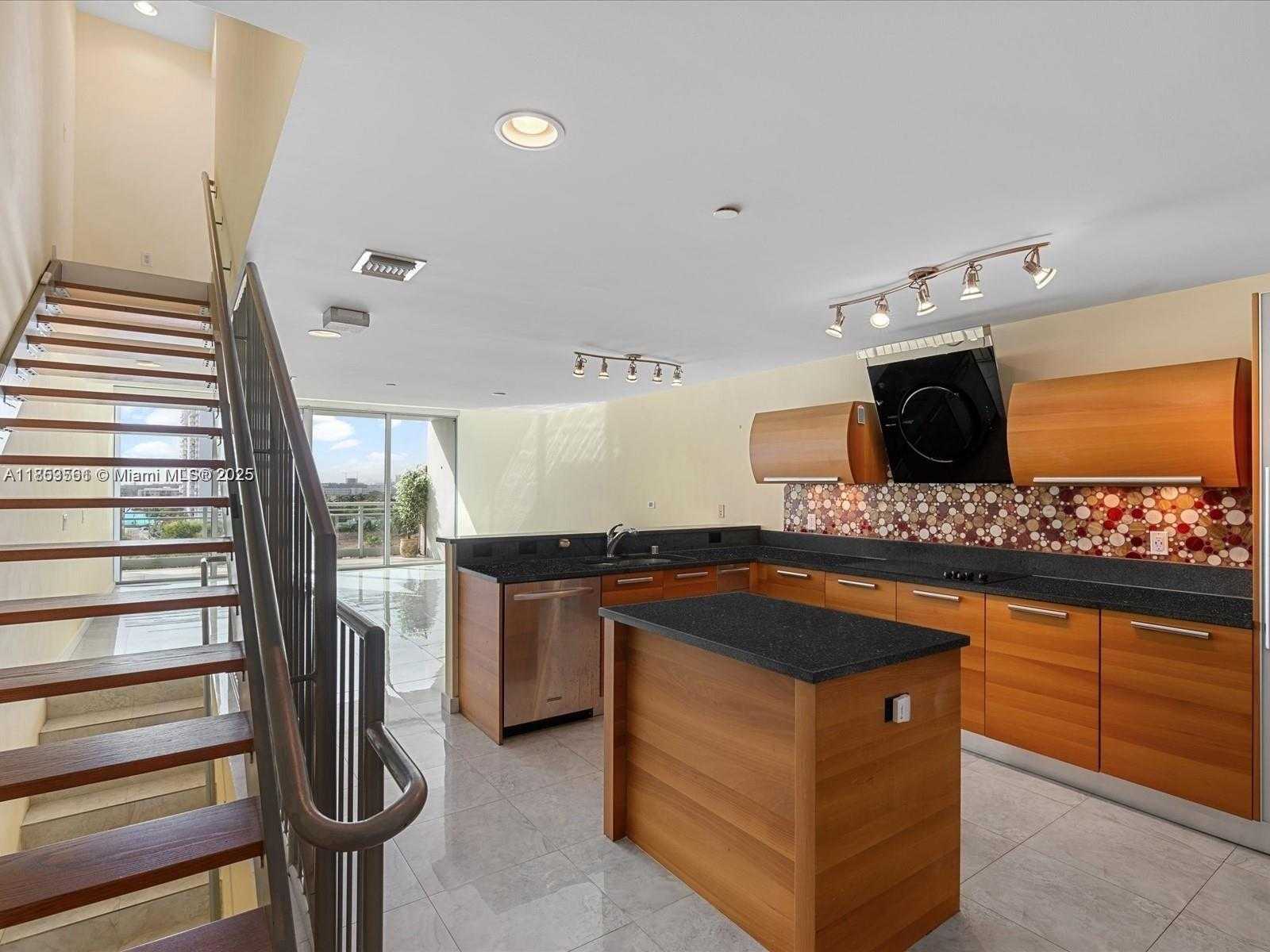 Small Image of Aventura Number 6