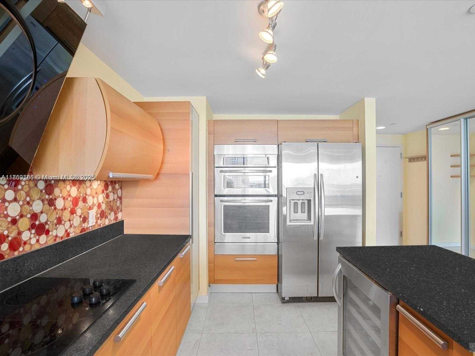 Small Image of Aventura Number 8