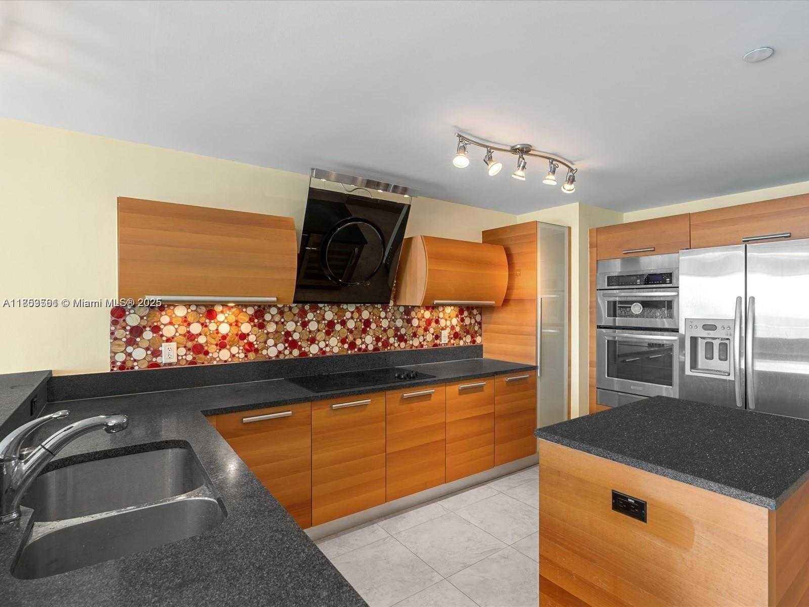 Small Image of Aventura Number 9