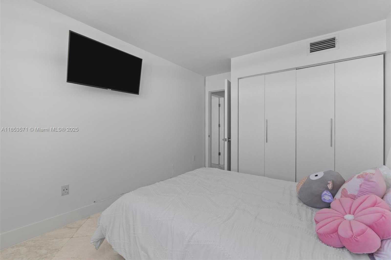 Small Image of 5701 COLLINS AVE #702, Miami Beach Number 28