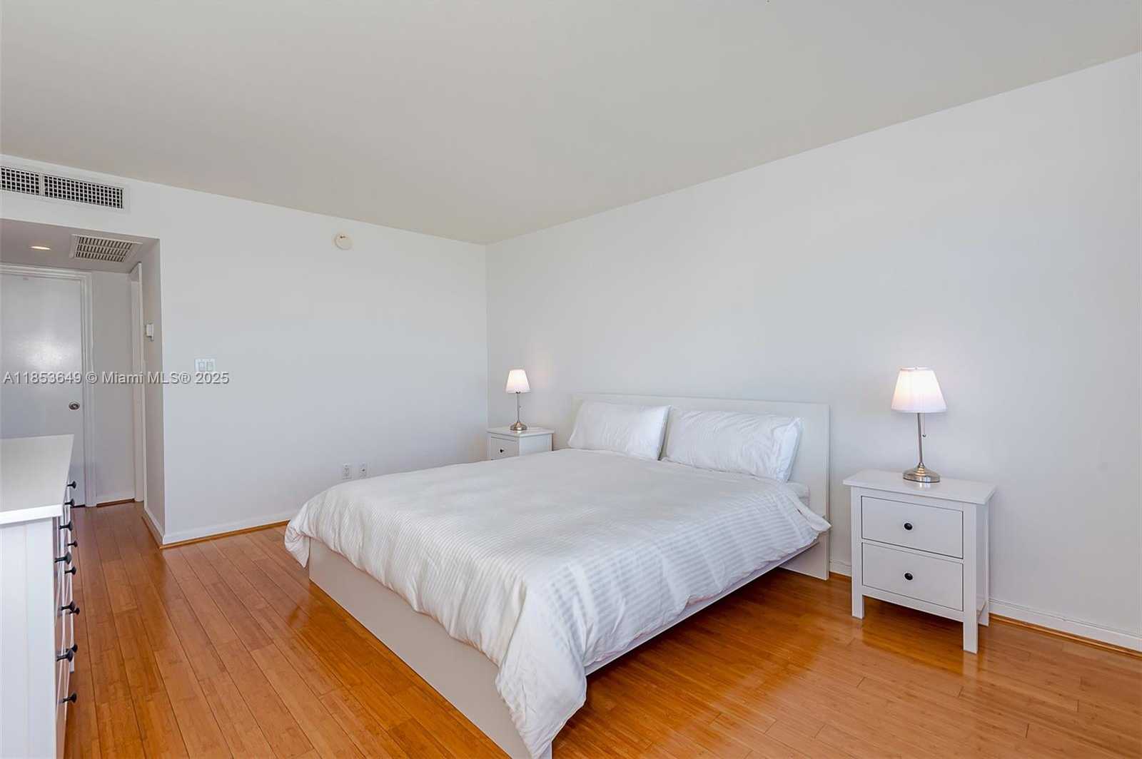 Small Image of 5600 COLLINS AVE #15N, Miami Beach Number 17