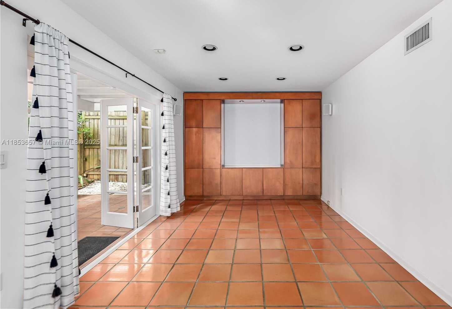 Small Image of 4161 VENTURA AVE, Miami Number 12
