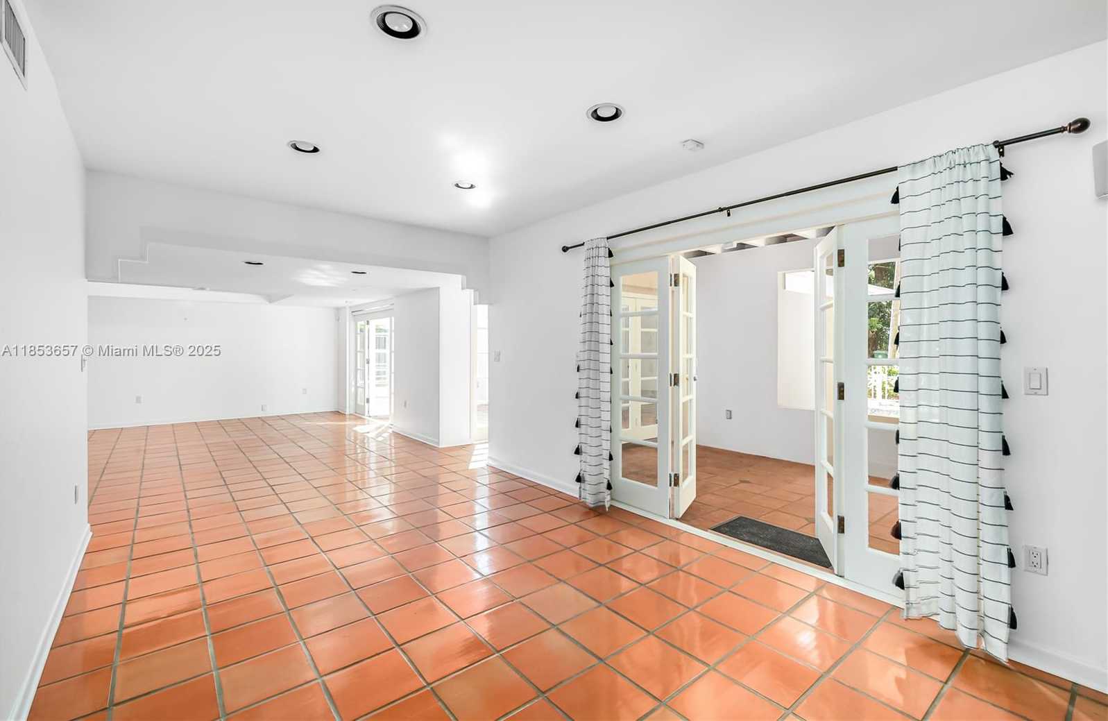 Small Image of 4161 VENTURA AVE, Miami Number 13